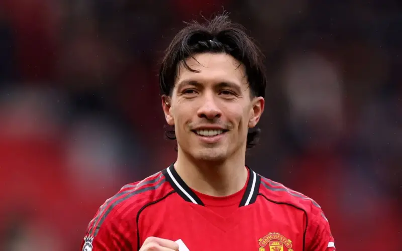 مايكل كاريك يرحب بعودة ليساندرو مارتينيز وباتريك دورغو لقائمة مانشستر يونايتد